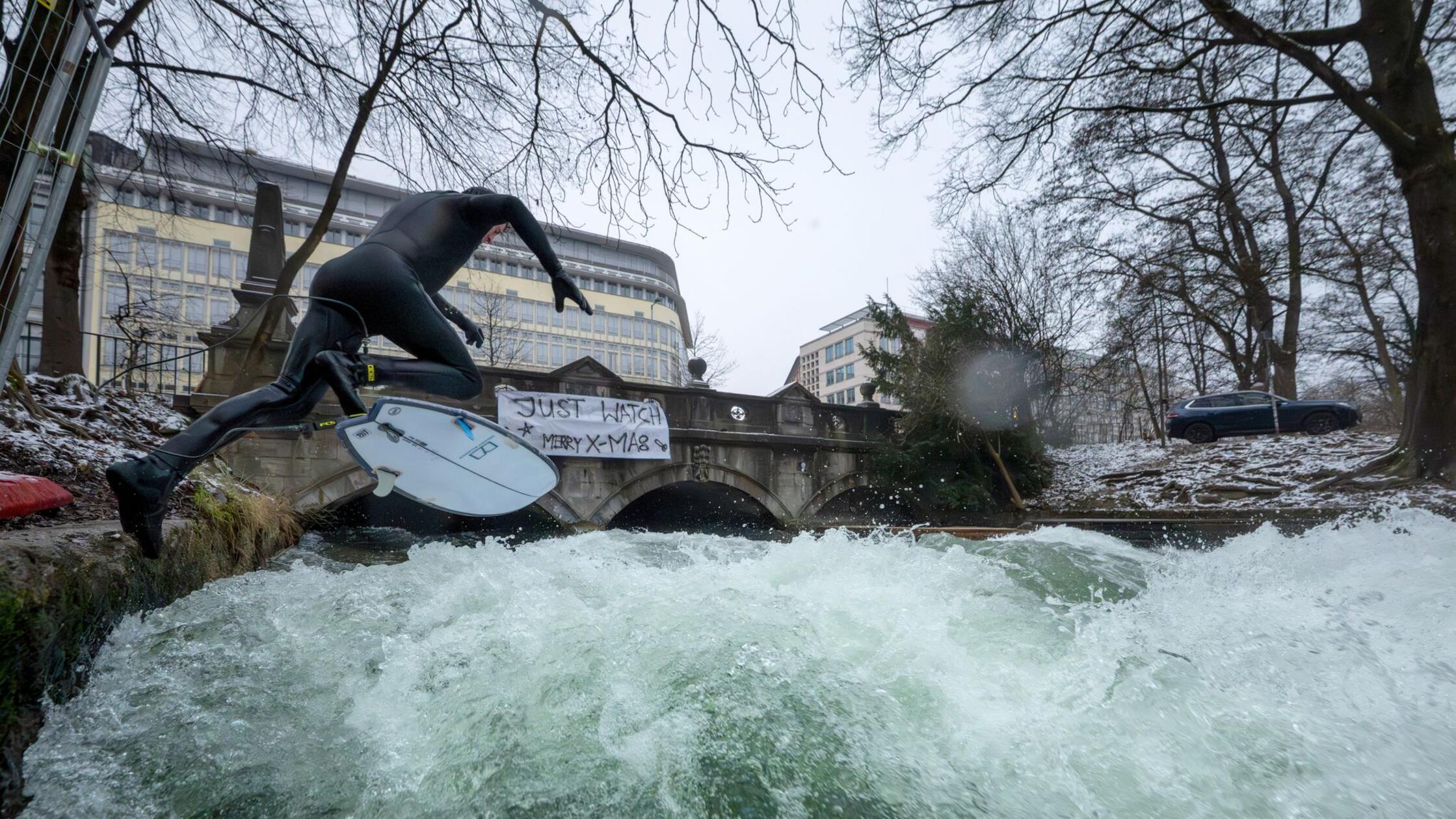 Eisbach-Surfer brechen Versuch ab