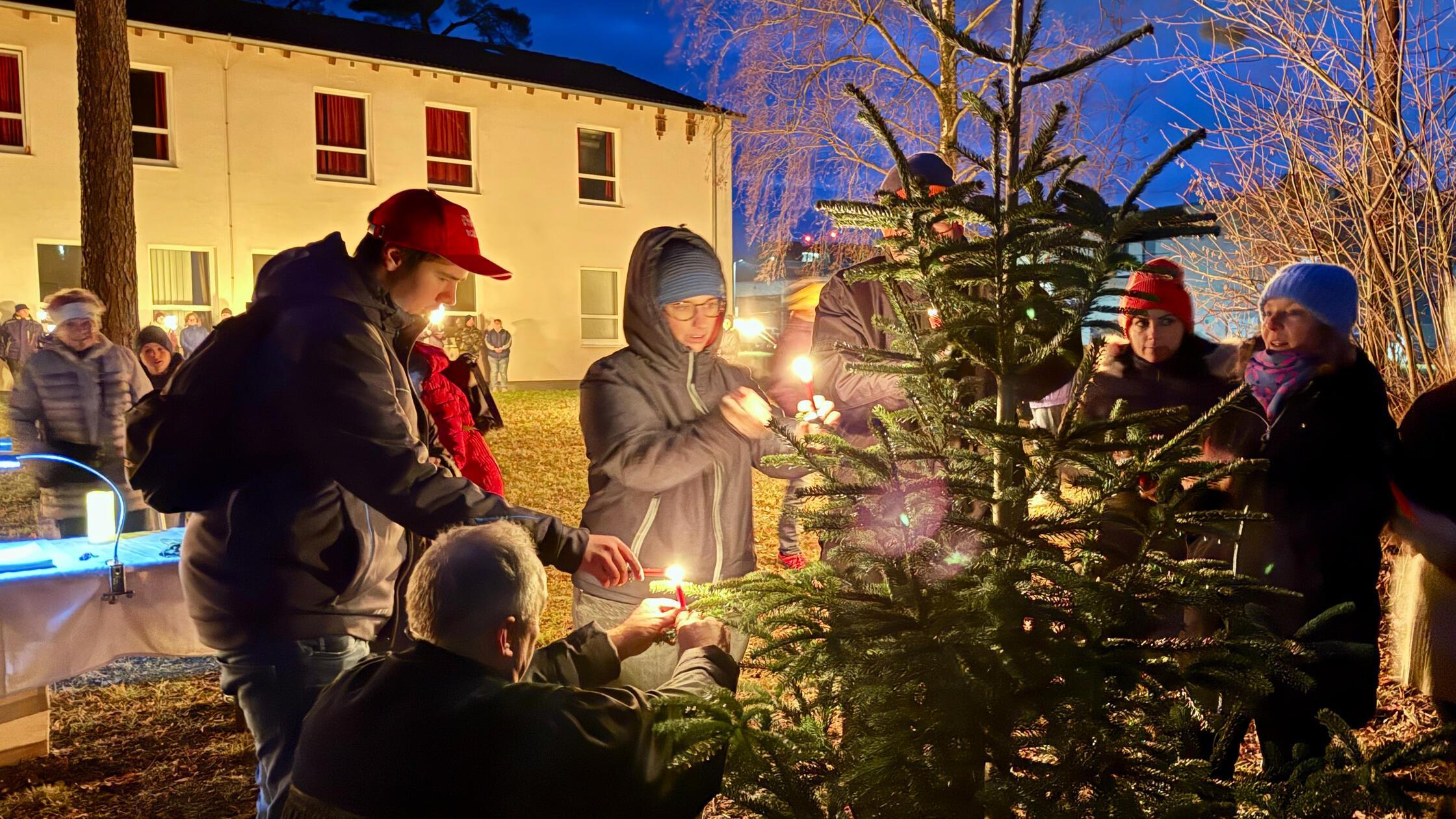 Vor den tristen Kasernengebäuden brachte die Milit