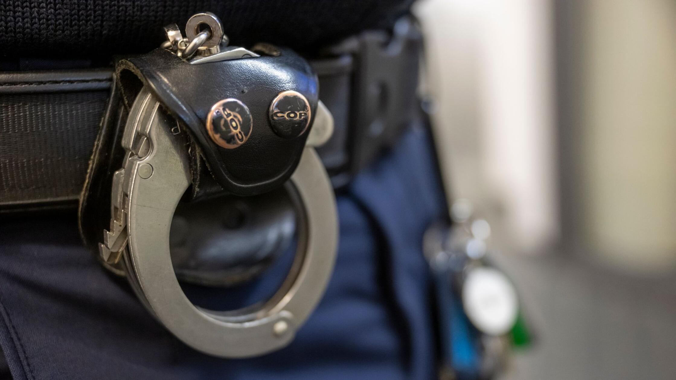 Mann entfacht Feuer auf Balkon und greift Polizisten an