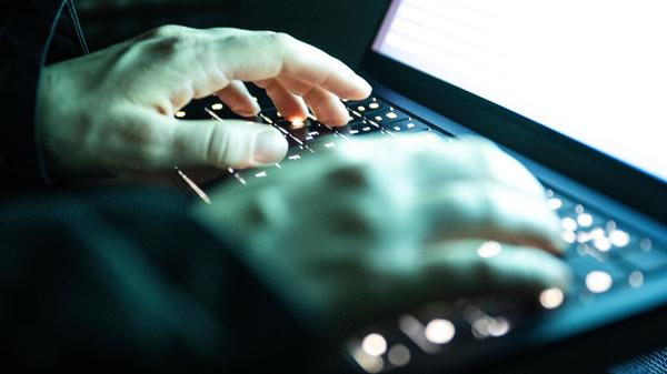 ILLUSTRATION - 14.12.2025, NA, Berlin: Eine Person