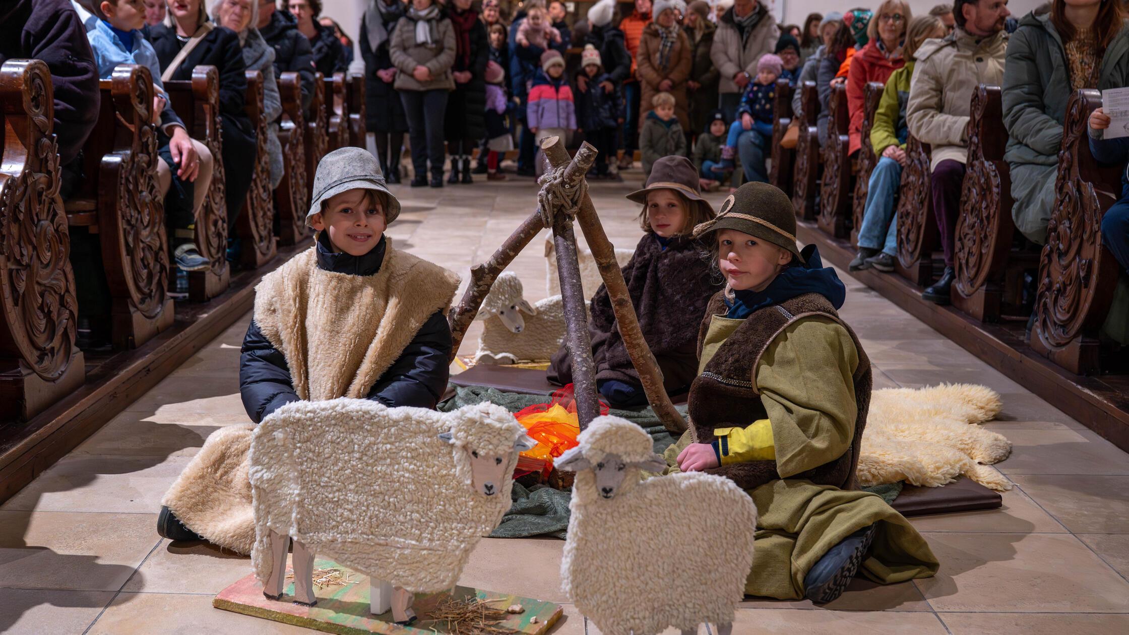 Kinder-Christmette-zieht-Familien-an-Stadtpfarrkirche-Hilpoltstein-bis-zur-Empore-gef-llt
