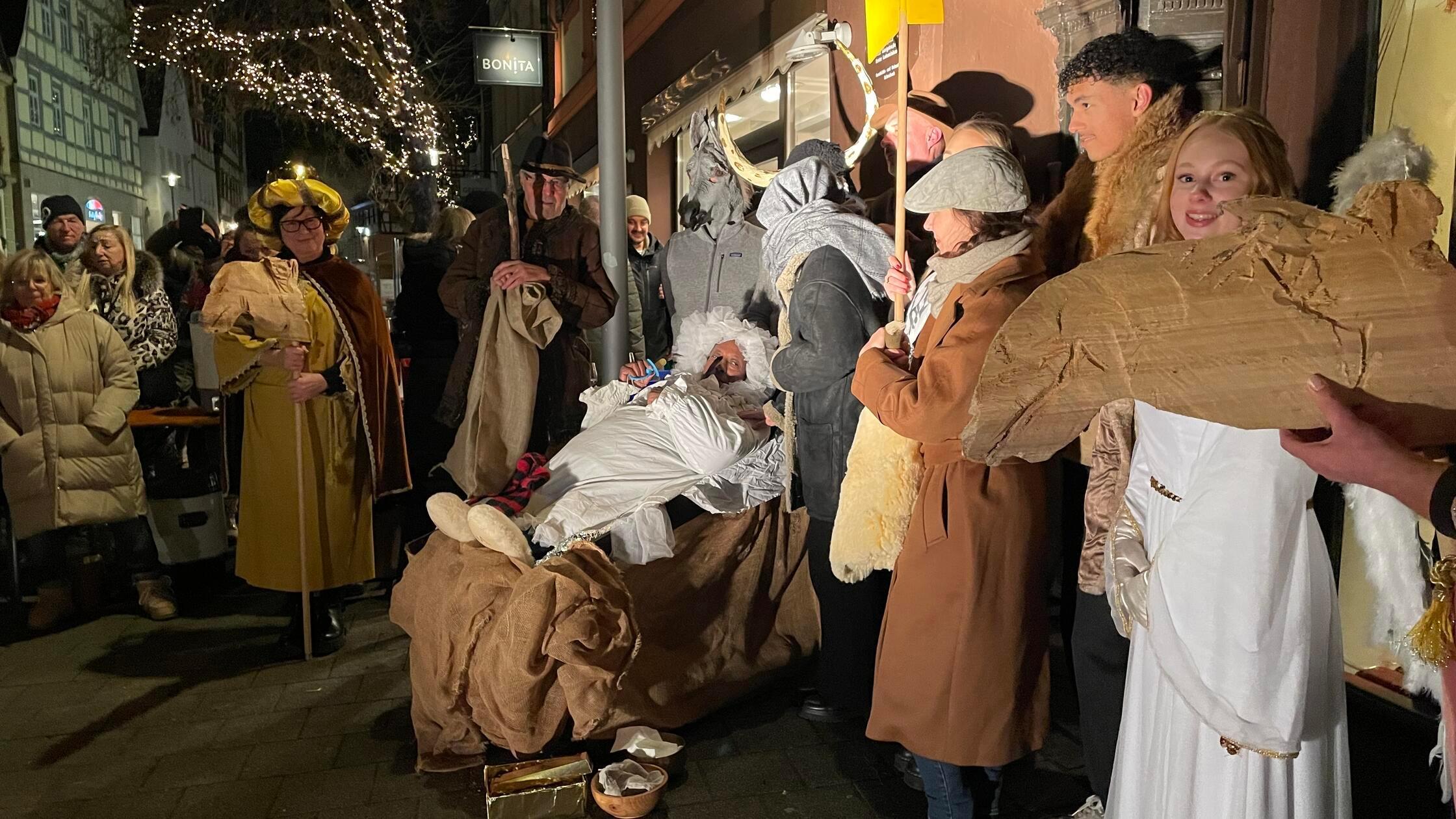 Riesenandrang-und-Prominenz-bei-fr-nkischem-Krippenspiel-mit-Sven-Bach-in-Schwabach