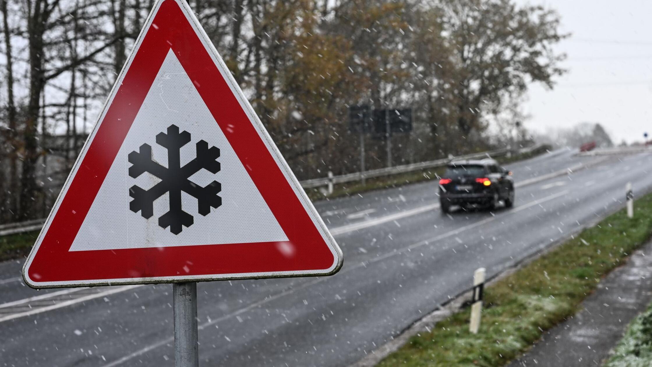 Zahlreiche Unfälle wegen Glatteis in der Nacht