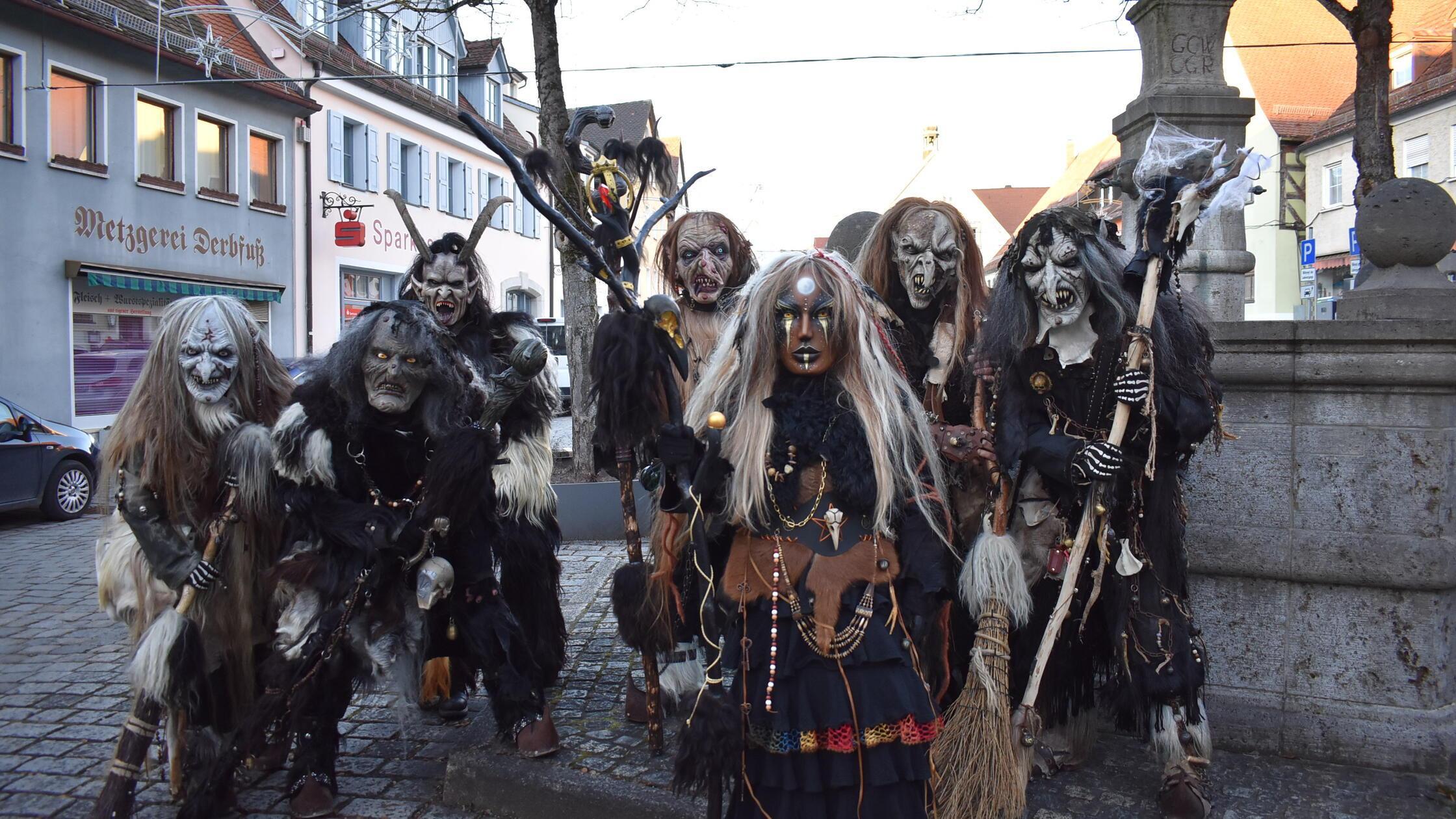 Krampus-zieht-mit-Hexen-und-einer-Schamanin-durch-Gr-fenberg-Uralter-bayerischer-Brauch