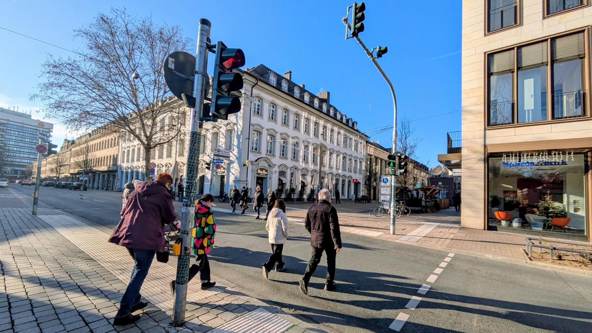 Revolution-r-An-der-F-rther-Ampel-der-Neuen-Mitte-bekommen-Passanten-Vorrang-vor-Autos
