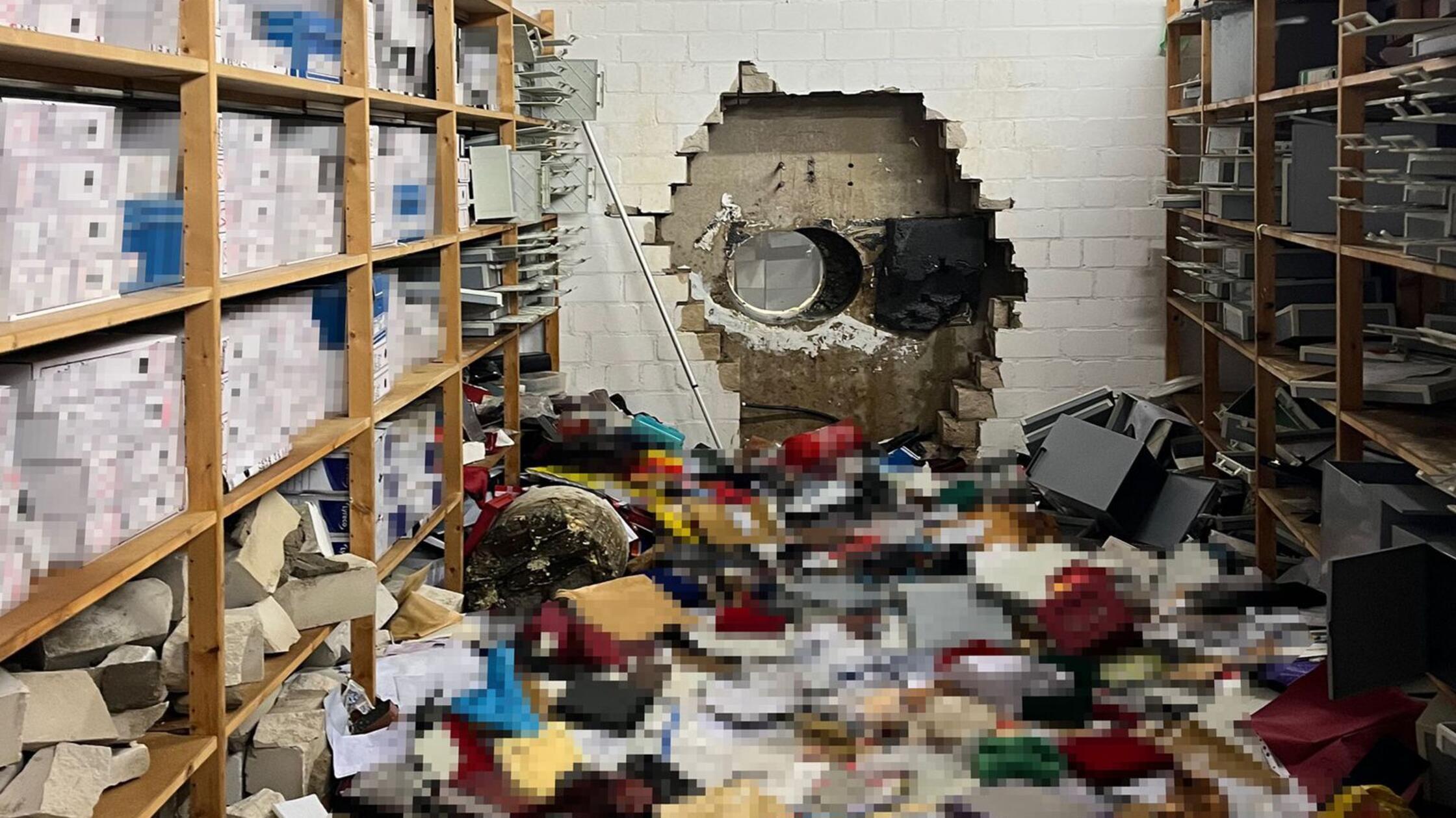 Unbekannte bohren großes Loch durch Parkhaus in Tresorraum einer Bank - Einbrecher flüchten