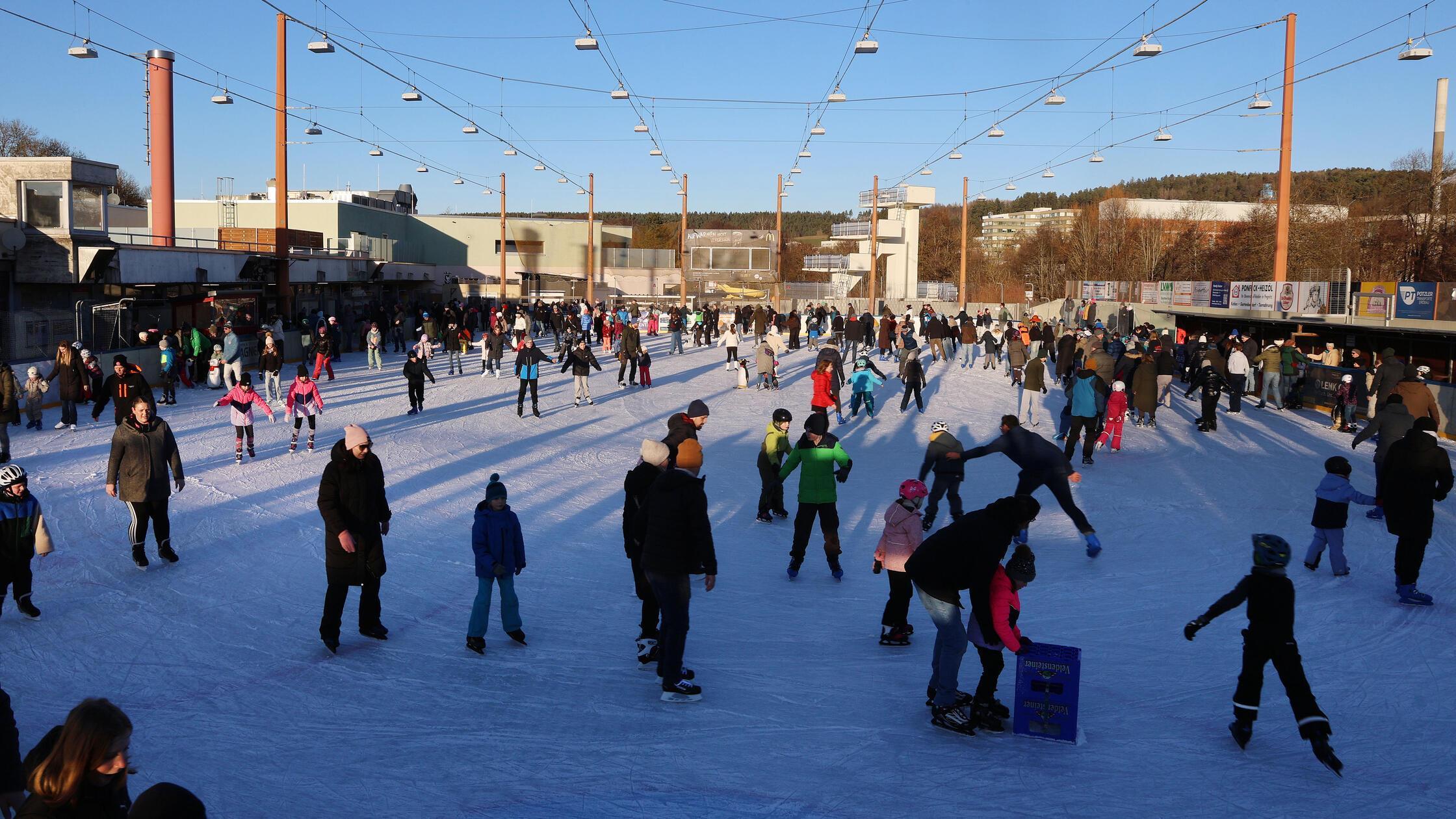 Discolauf-Winterspa-lockt-viele-Besucher-ins-Pegnitzer-Eisstadion