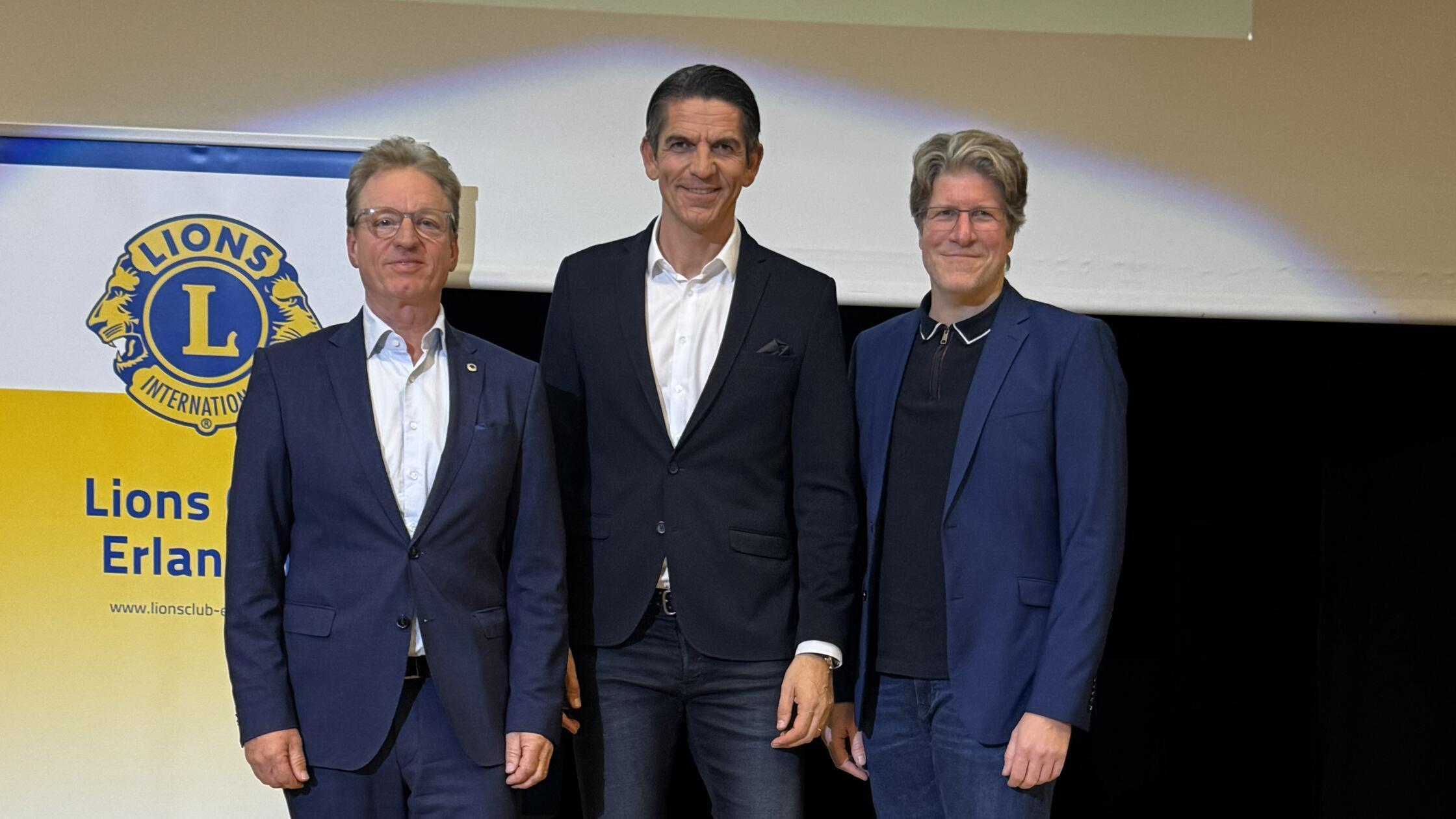 Deniz-Aytekin-hielt-Vortrag-in-Erlangen-5000-Euro-f-r-die-Weihnachtsaktion