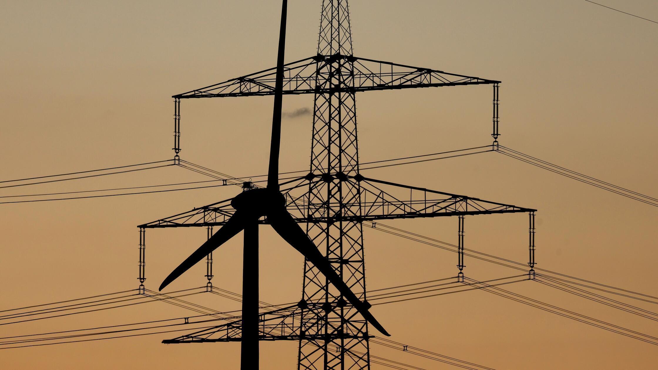 Ein Windrad steht bei Sonnenuntergang vor einem St