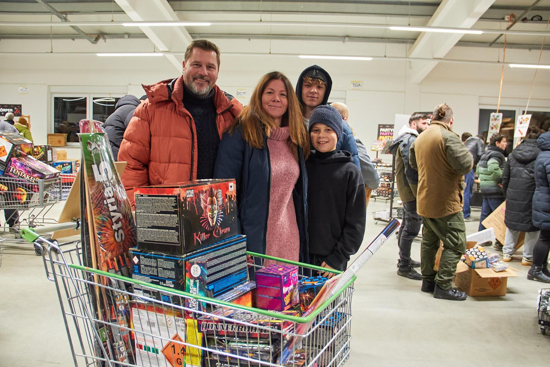Riesenandrang-bei-Feuerwerk-R-der-Das-haben-Kunden-zum-Verkaufsstart-bei-Erlangen-gekauft