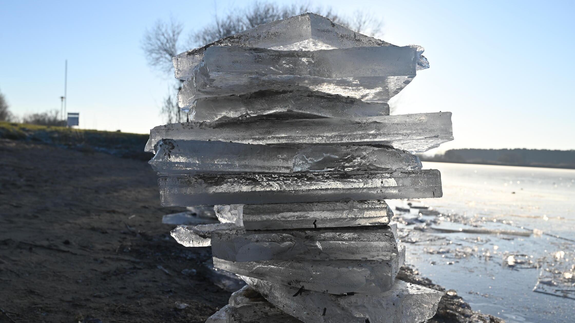 Eisige-Idylle-Bei-Gunzenhausen-zeigt-der-Altm-hlsee-seine-traumhaft-sch-ne-kalte-Schulter