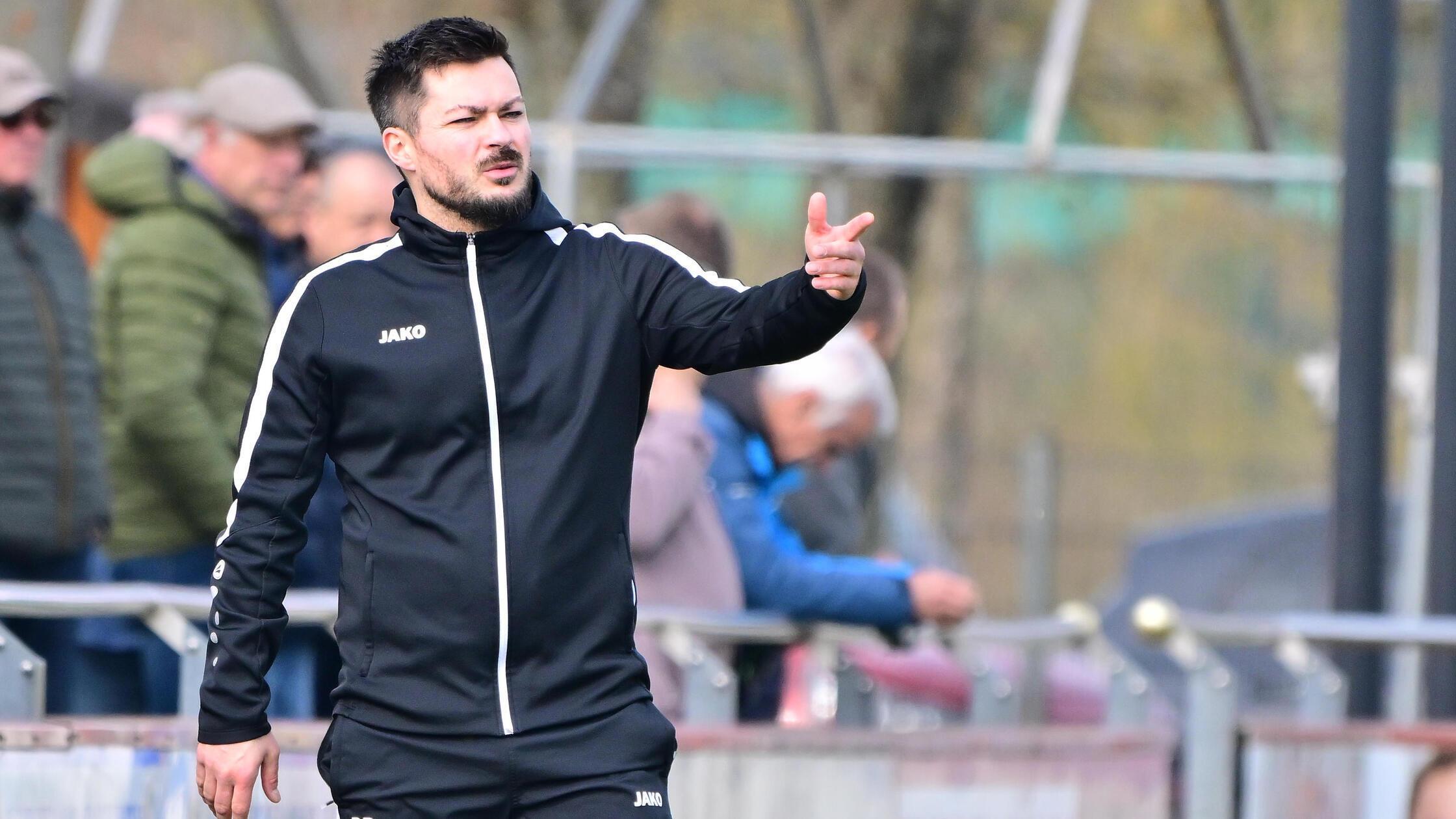 Trotz-akuter-Abstiegsgefahr-DJK-G-ggelsbuch-verl-ngert-mit-Trainer-Dominik-P-llet