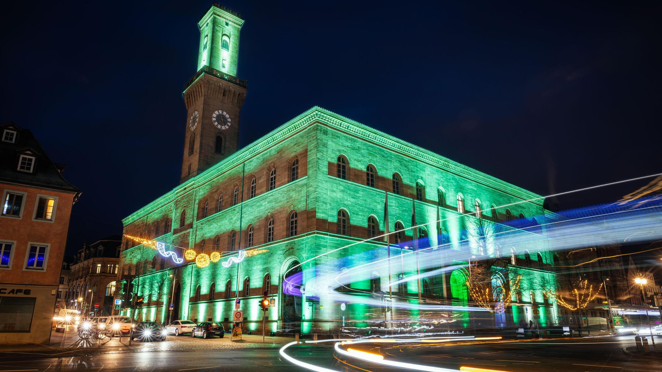 Wei-gr-nes-Finale-Zum-guten-Schluss-leuchtet-das-F-rther-Rathaus-in-den-Farben-der-Stadt