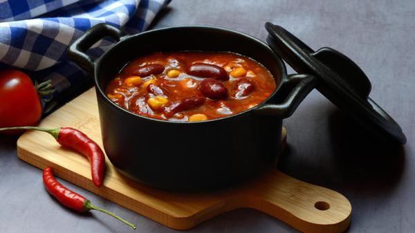 Chili con carne, Bohneneintopf inTöpfchen und Chil