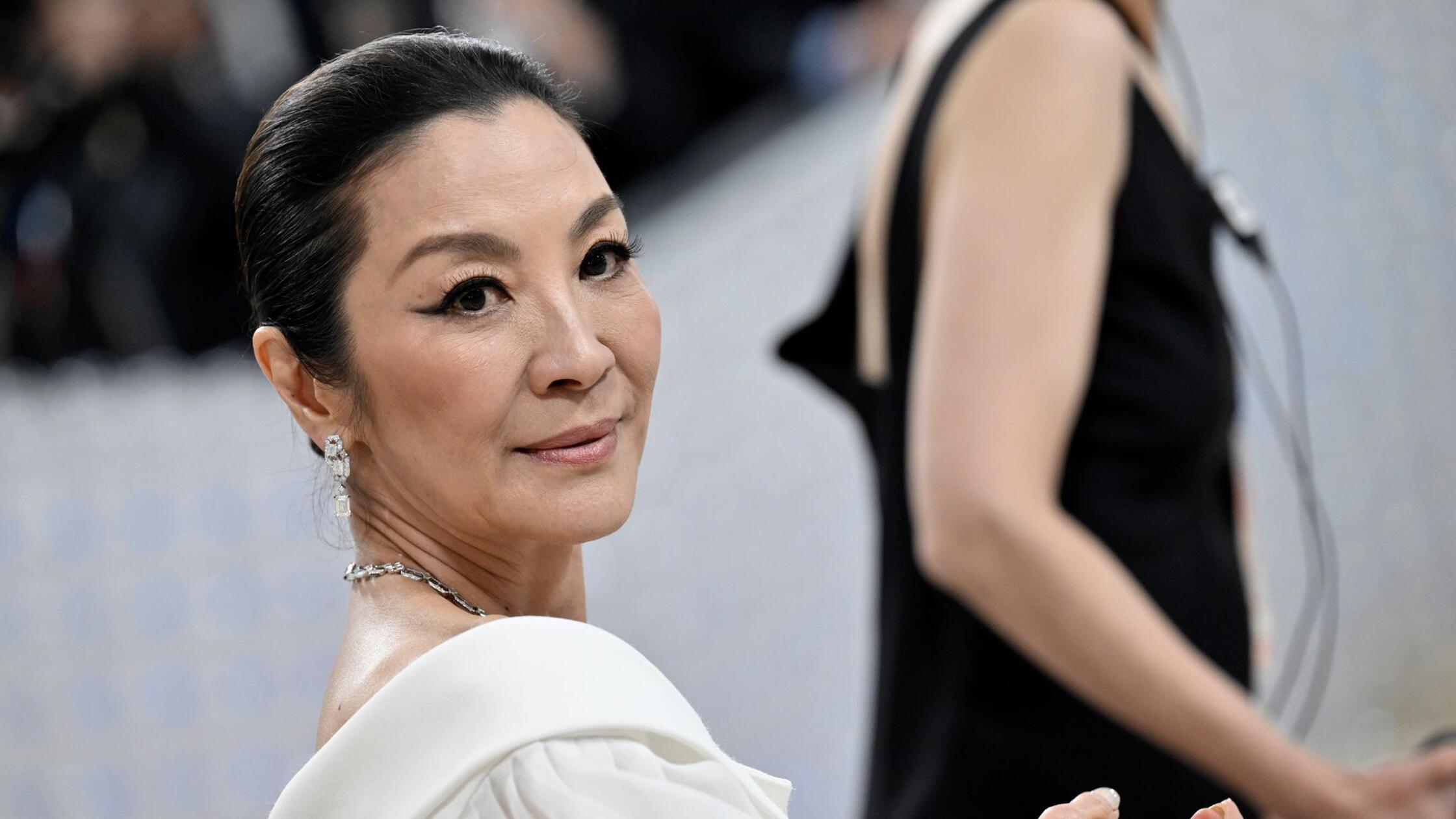 https://images.nordbayern.de/image/contentid/policy:1.14953533:1767074559/Michelle_Yeoh_kommt_zur_Benefizgala_des_Costume_In.jpg?%24p%24f%24h%24m%24w=b71cb72&f=16%3A9&h=338&m=FIT&w=600