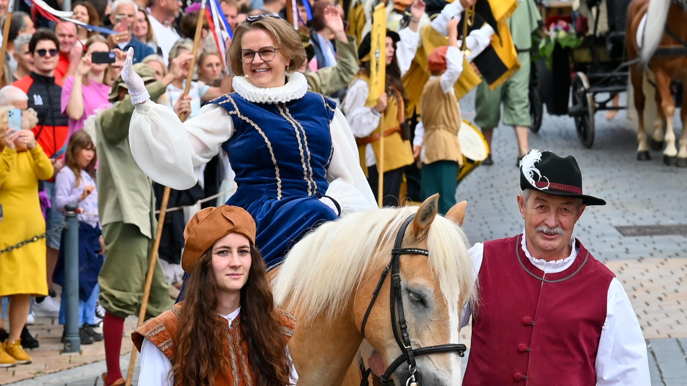 die Pfalzgräfin Dorothea-Maria hoch zu Ross.