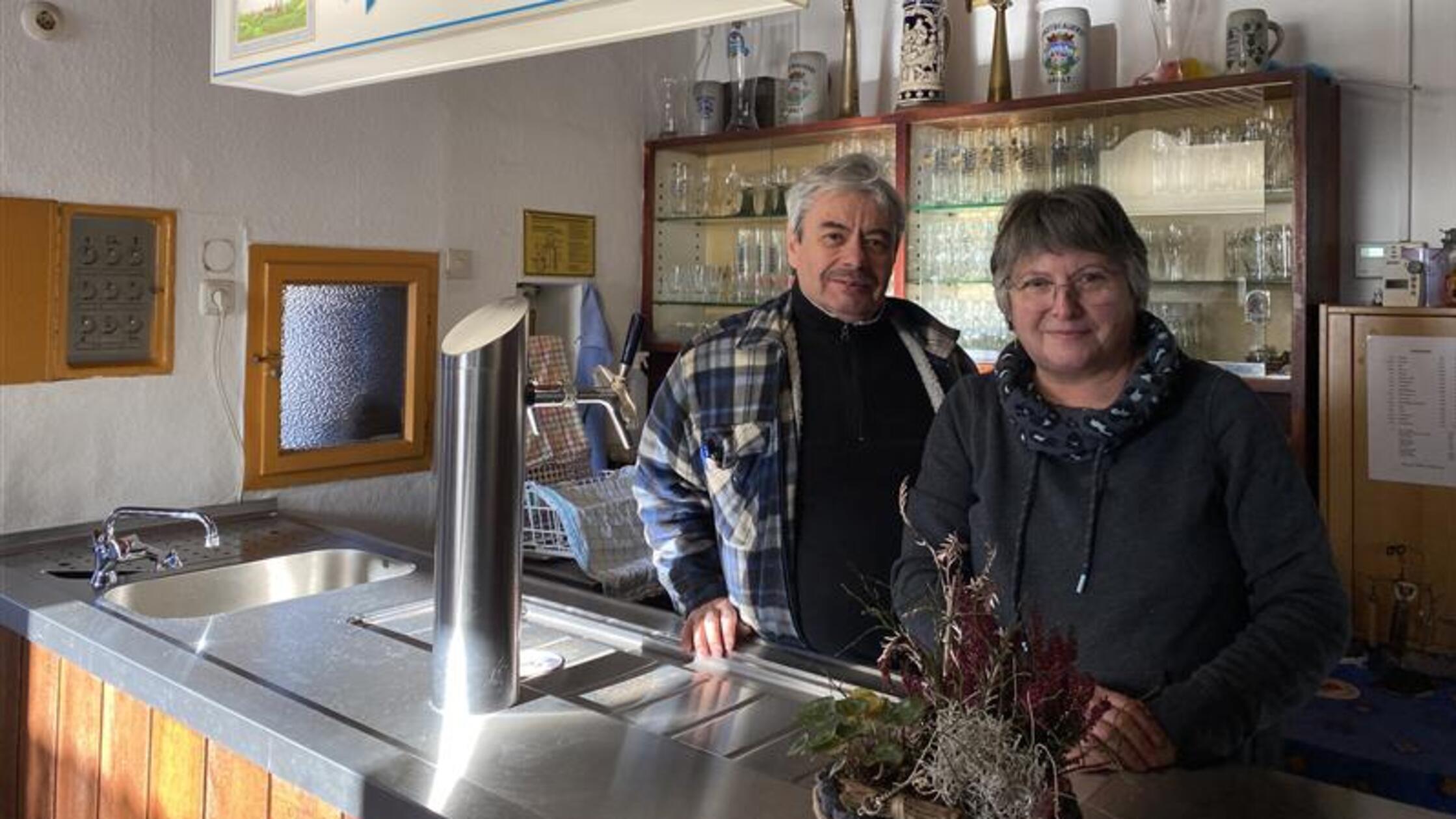 Rosemarie und Harald Schmörer in der Gaststube. 