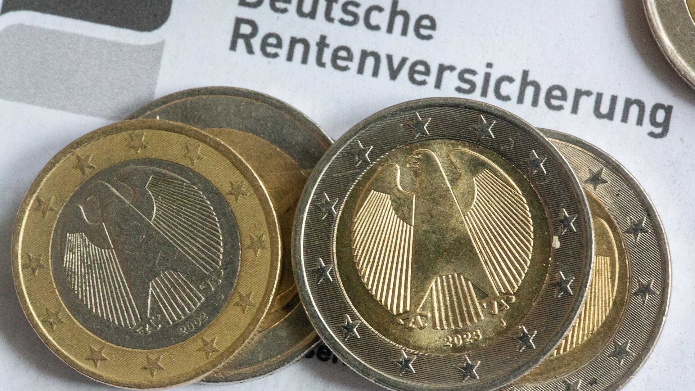 Münzen liegen auf einer Renteninformation der Deut