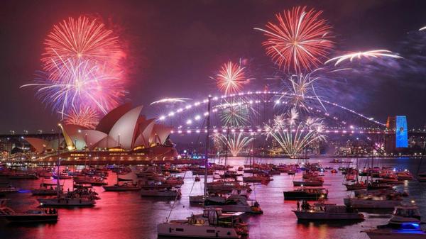 Im australischen Sydney krachte und leuchtete es schon vor Stunden.