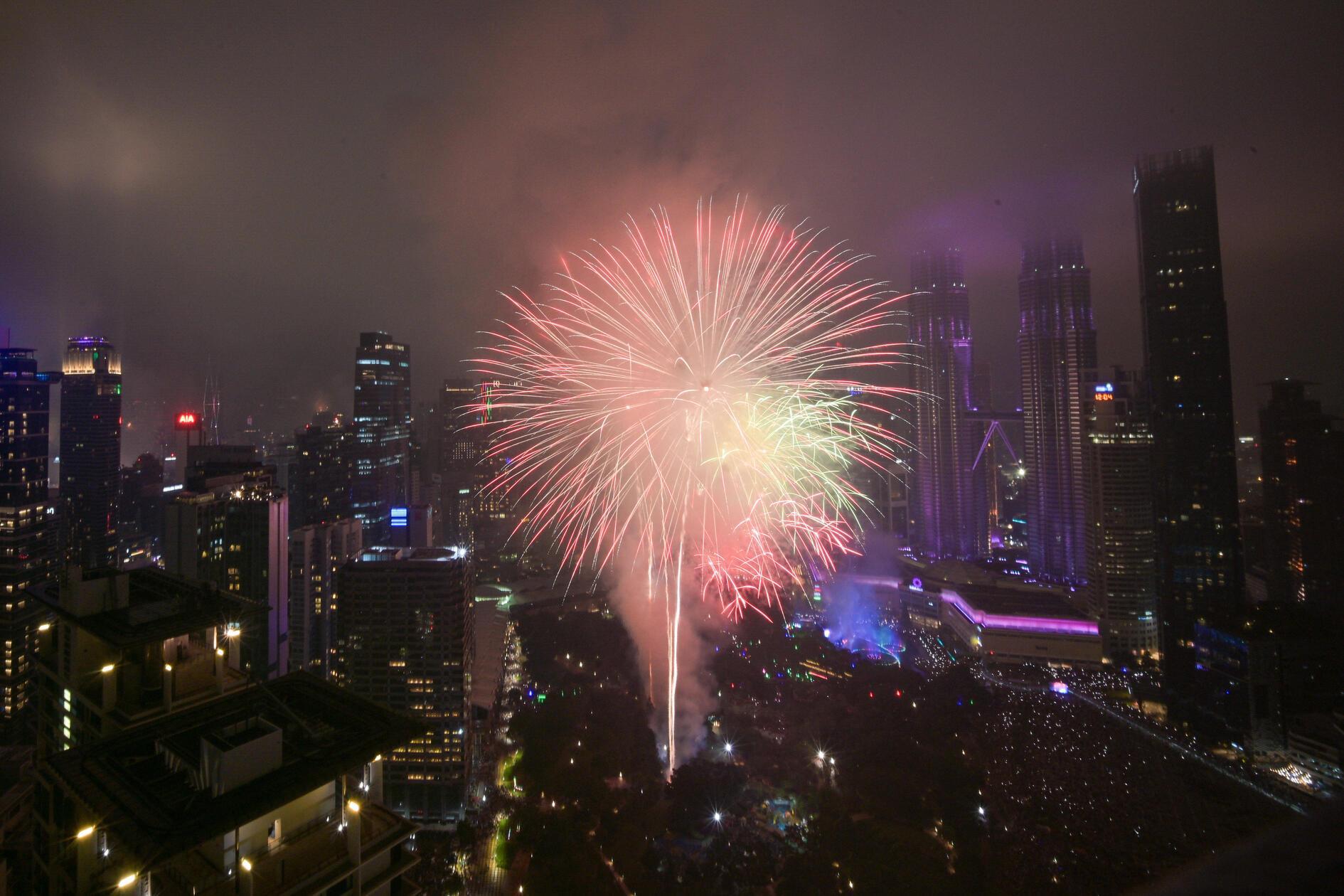 In Kuala Lumpur in Malaysia leuchtete der Himmel.