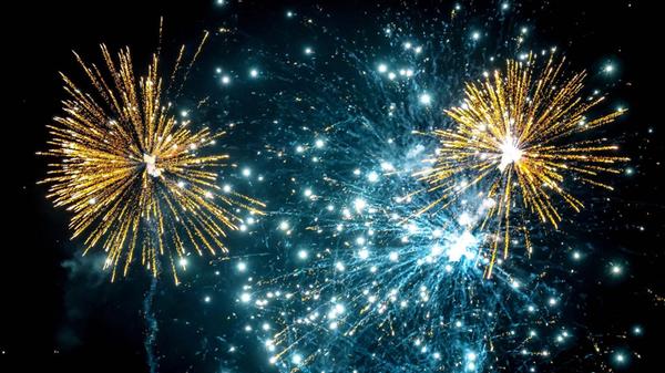 Silvesterraketen explodieren am Himmel. Auf dem Südsee-Atoll Kiritimati hat 2026 13 Stunden vor Deutschland begonnen.