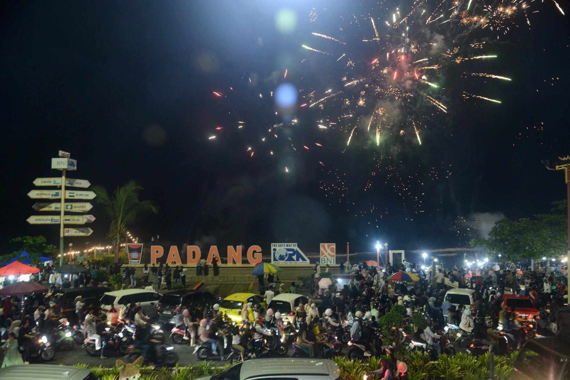 Menschen schauten sich ein Feuerwerk am Padang Beach in West Sumatra an.