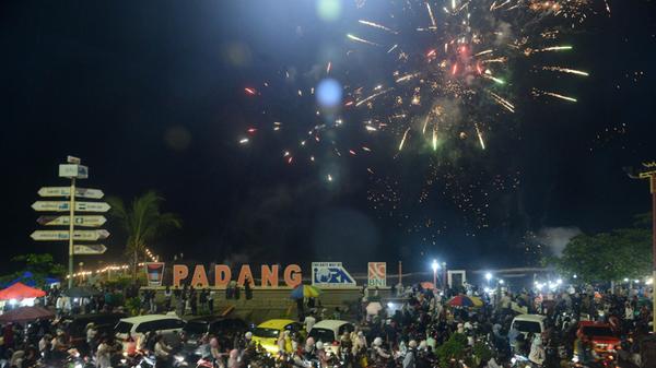 Menschen schauten sich ein Feuerwerk am Padang Beach in West Sumatra an.