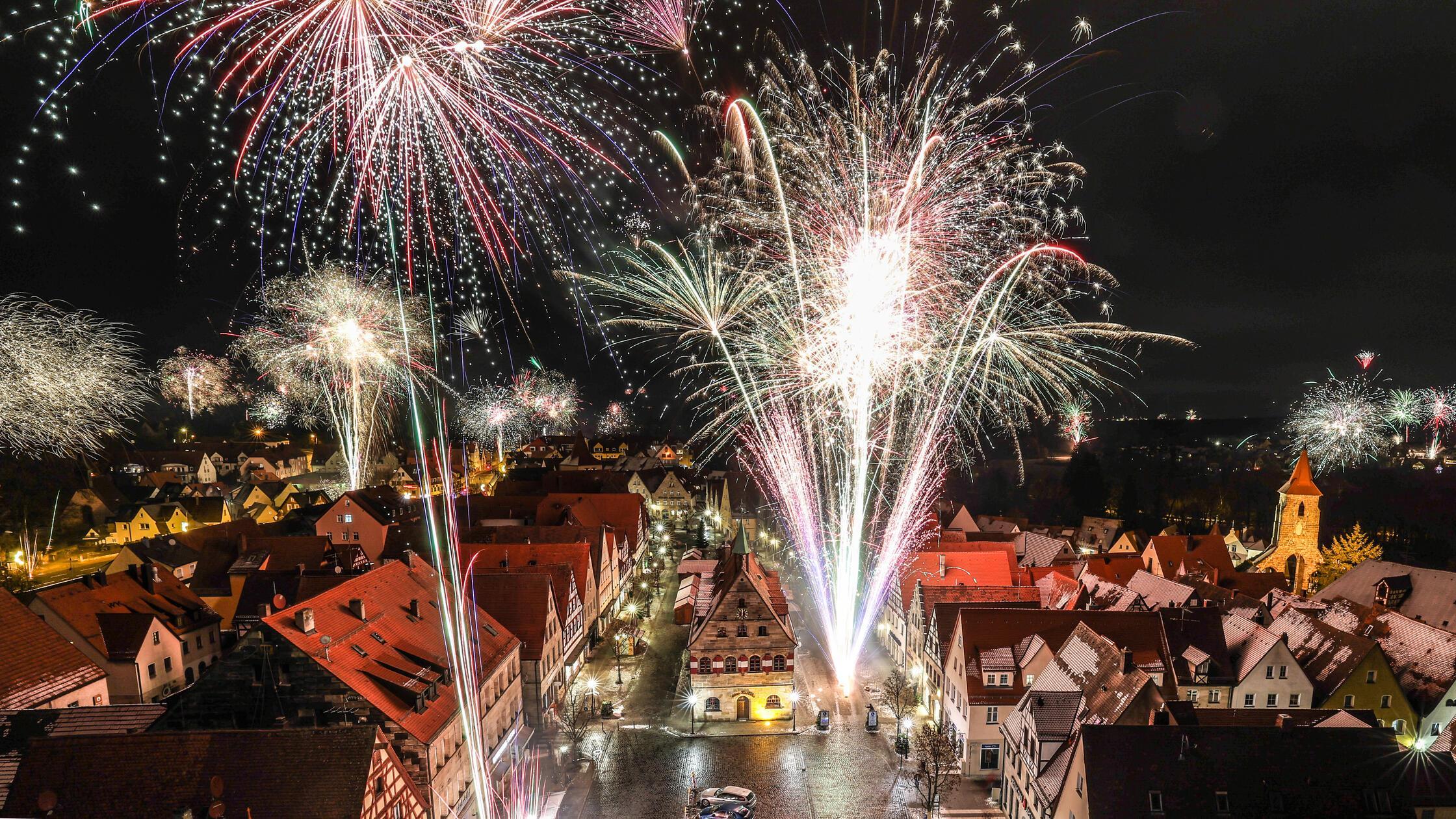 auszug-aus-dem-laufer-silvesterfeuerwerk-2025danie