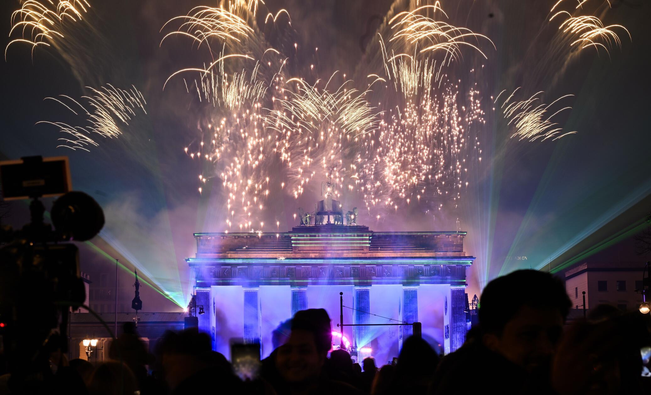 In Berlin begrüßte man das neue Jahr mit einem Feuerwerk über dem Brandenburger Tor.