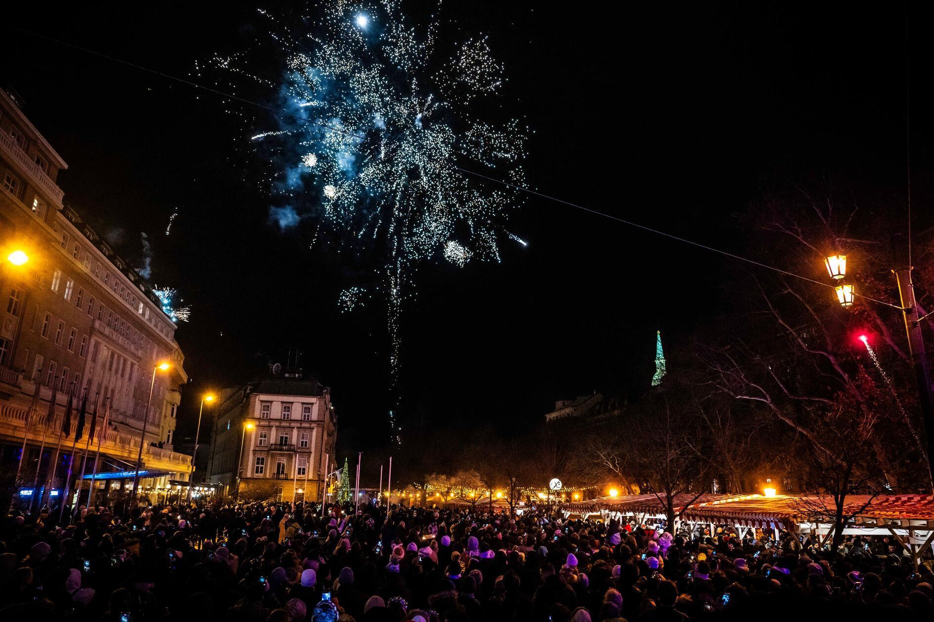 Ein Feuerwerk explodierte während der Neujahrsfeierlichkeiten auf dem Hviezdoslavovo namestie in Bratislava.