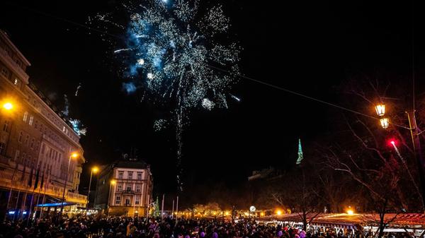 Ein Feuerwerk explodierte während der Neujahrsfeierlichkeiten auf dem Hviezdoslavovo namestie in Bratislava.