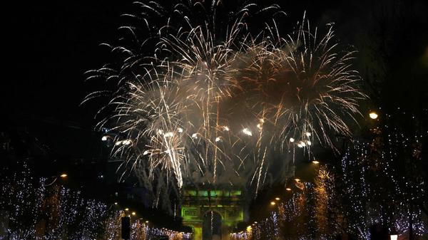 Kurz nach Mitternacht explodiert ein Feuerwerk über dem Arc de Triomphe auf dem Place de l'Etoile im Zentrum von Paris, um das neue Jahr zu feiern.