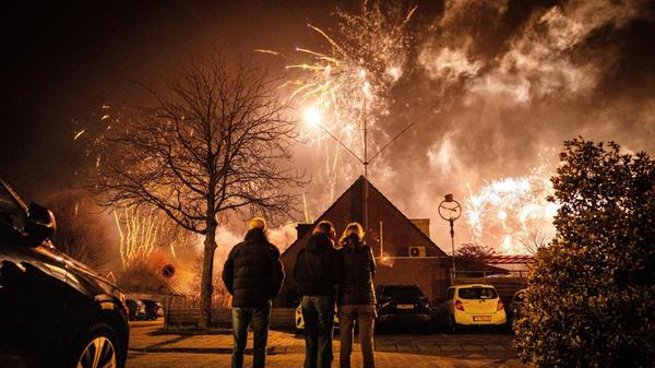 Die Bewohner eines Viertels in Maasdam begrüßten das neue Jahr mit Feuerwerk.