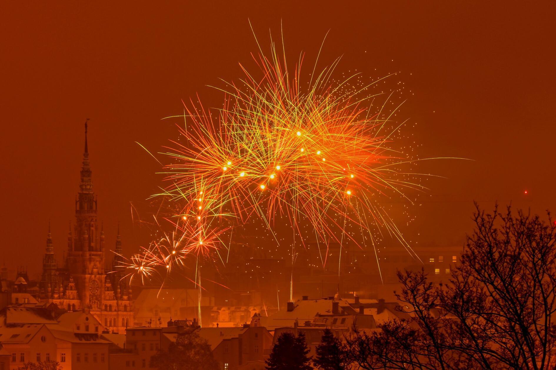 Bunte Funken über der tschechischen Stadt Liberec während der Silvesterfeierlichkeiten.