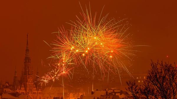 Bunte Funken über der tschechischen Stadt Liberec während der Silvesterfeierlichkeiten.