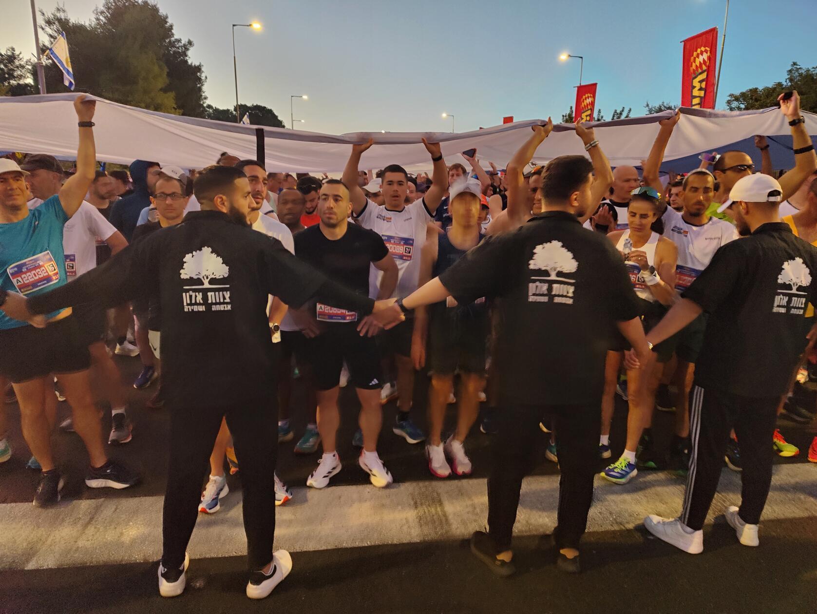 Sportler-aus-aller-Welt-setzen-Zeichen-der-Solidarit-t-f-r-eine-baldige-Normalit-t