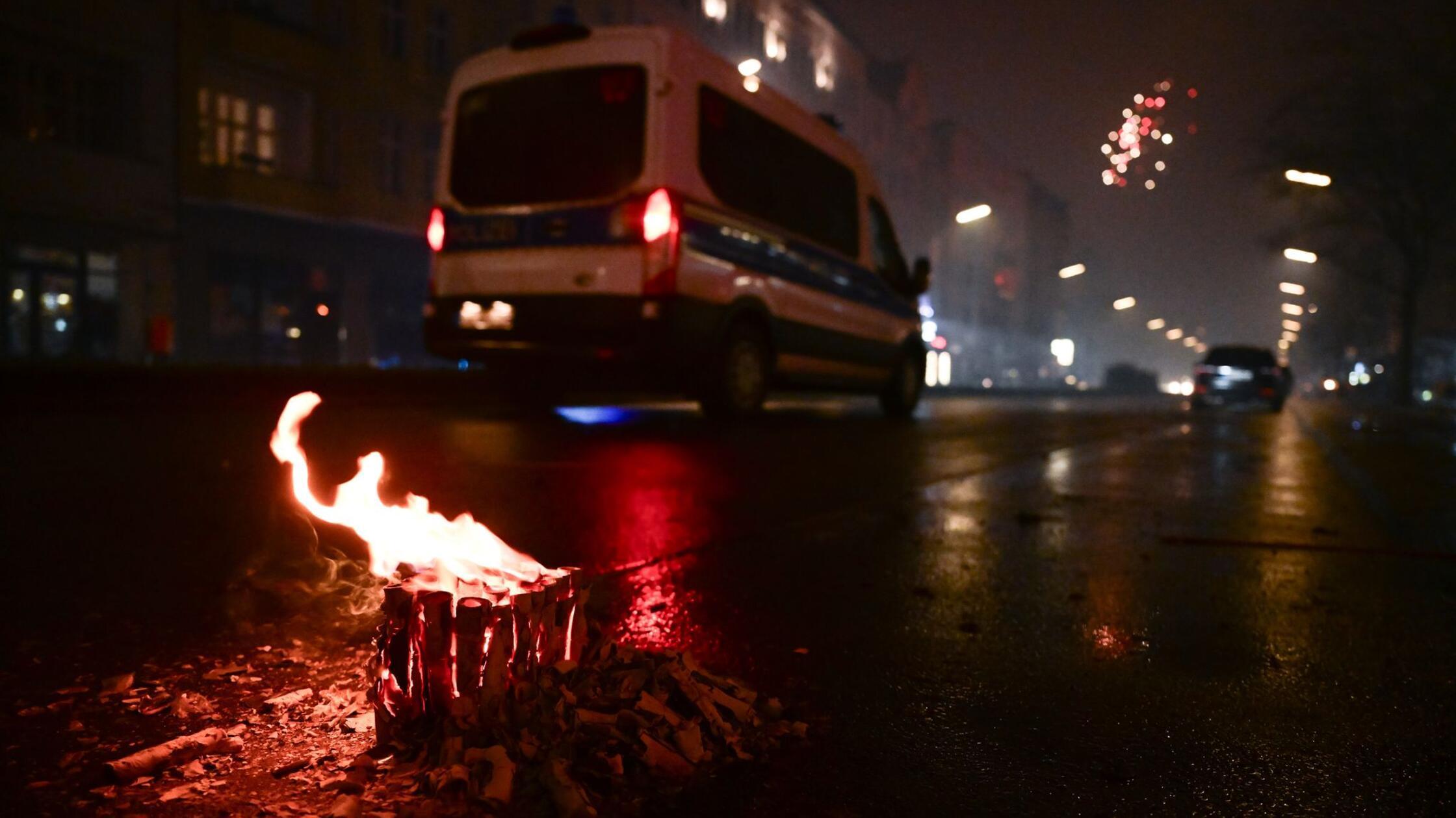 T-ckische-Ruhe-in-der-Silvesternacht-Einsatzkr-fte-werden-regelm-ig-ins-Visier-genommen