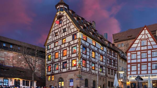 historisches Pilatushaus mit einem Adventkalender