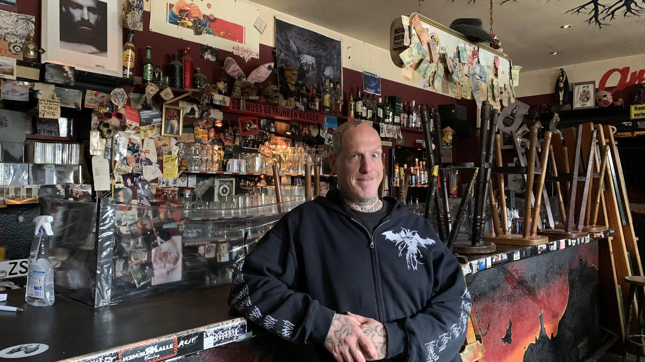 N-rnberger-Szenekneipe-berraschend-geschlossen-Decke-von-der-Toilette-ist-eingest-rzt