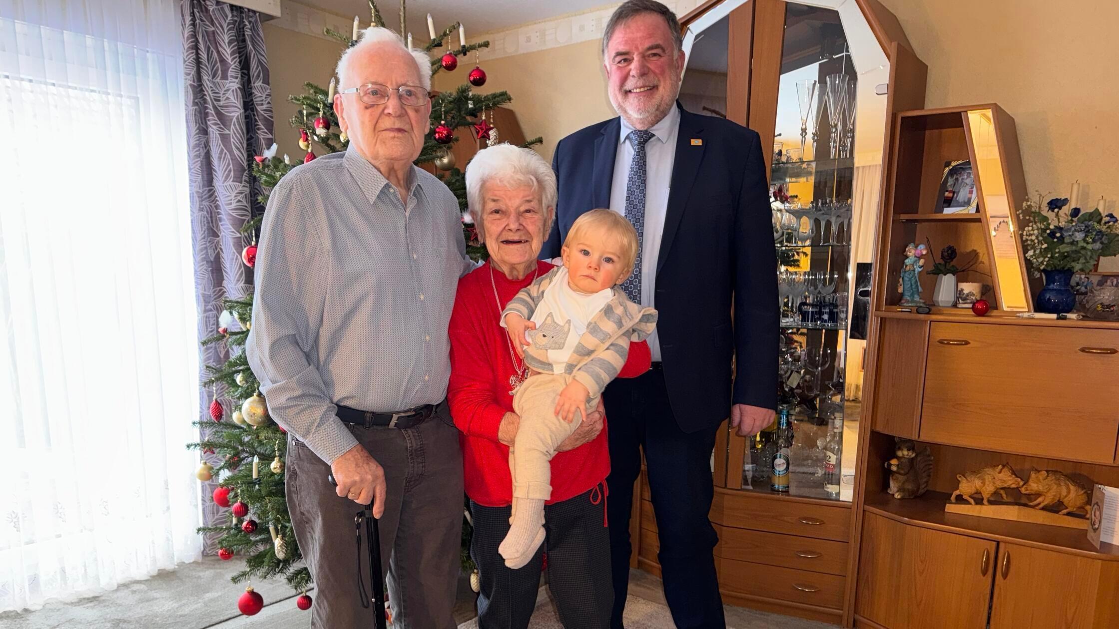 -Ihr-seid-eine-Blummazupfer-Familie-Burkharts-feiern-Eiserne-Hochzeit-in-Weisendorf