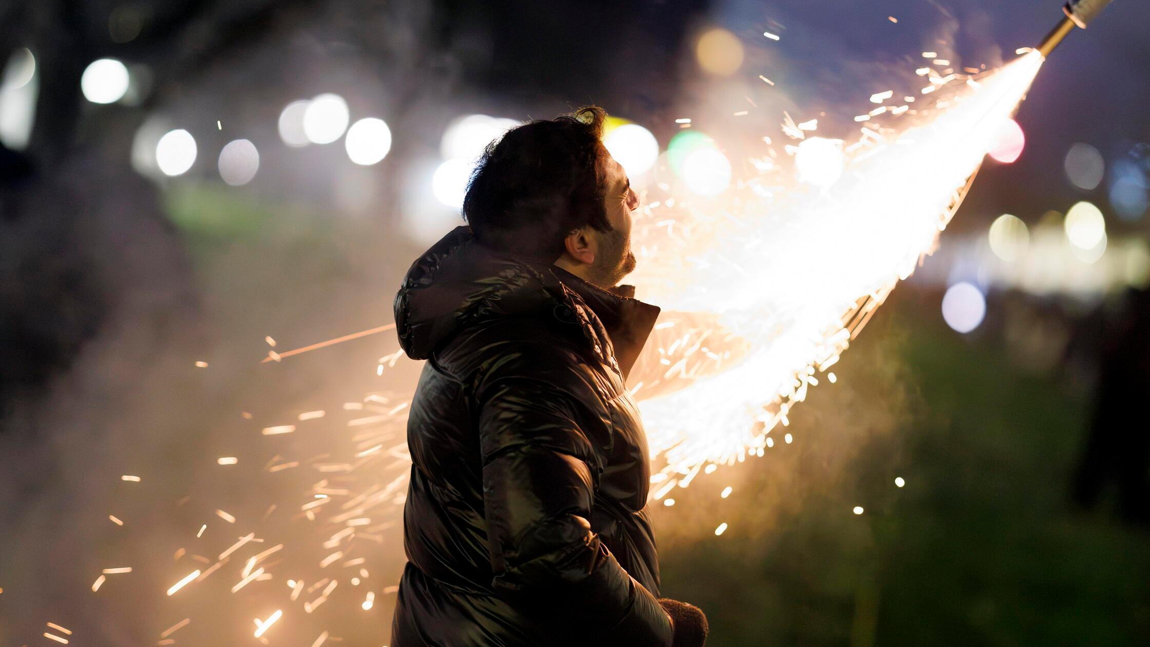 4-500-Euro-in-unter-20-Minuten-Mann-verwandelt-Geld-in-irres-Feuerwerk-was-steckte-dahinter-