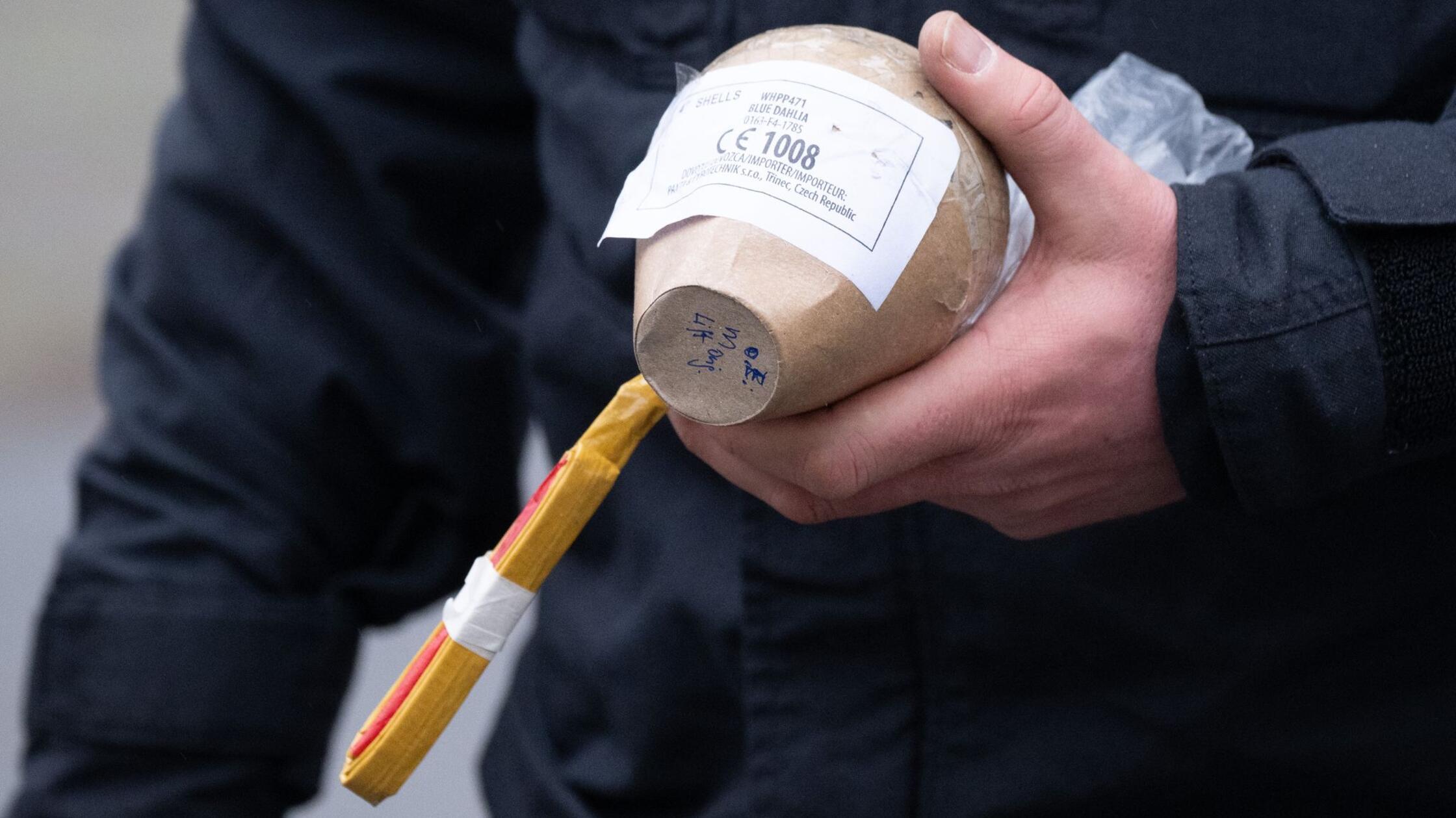 V Berlinu pirotehnično sredstvo huje poškodovalo otroka