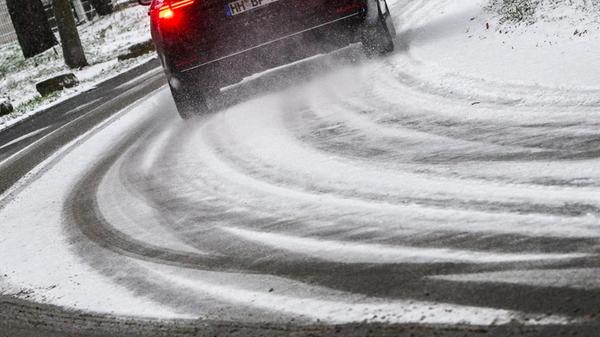 Nach dem Schneefall am Morgen ist ein Auto auf ein
