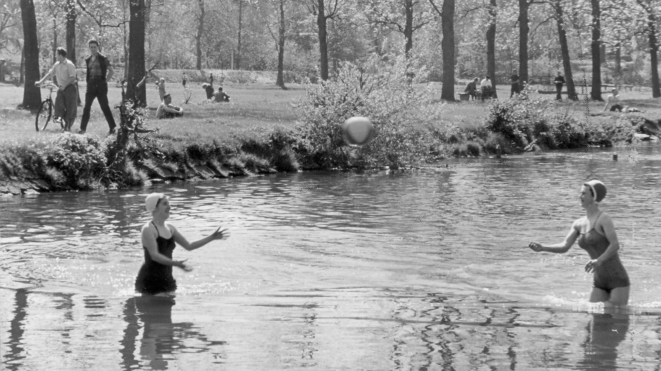 Als man in der Pegnitz noch schwimmen durfte: Bei frühsommerlichen 23 Grad läuteten diese beiden Nixen in ihren modischen Badekappen in der Pegnitz nahe der Wöhrder Wiese die Badesaison ein und genehmigten sich ein Ballspiel in den kühlen Fluten. Auch die städtischen Schwimmbäder waren zu diesem Zeitpunkt im Jahre 1954 bereits gut gefüllt und sind es im Sommer bis heute, das Flussbaden ist in Nürnberg legal leider nicht mehr möglich.