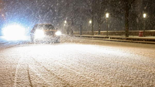 Autos_fahren_auf_einer_schneebedeckten_Strasse_Am