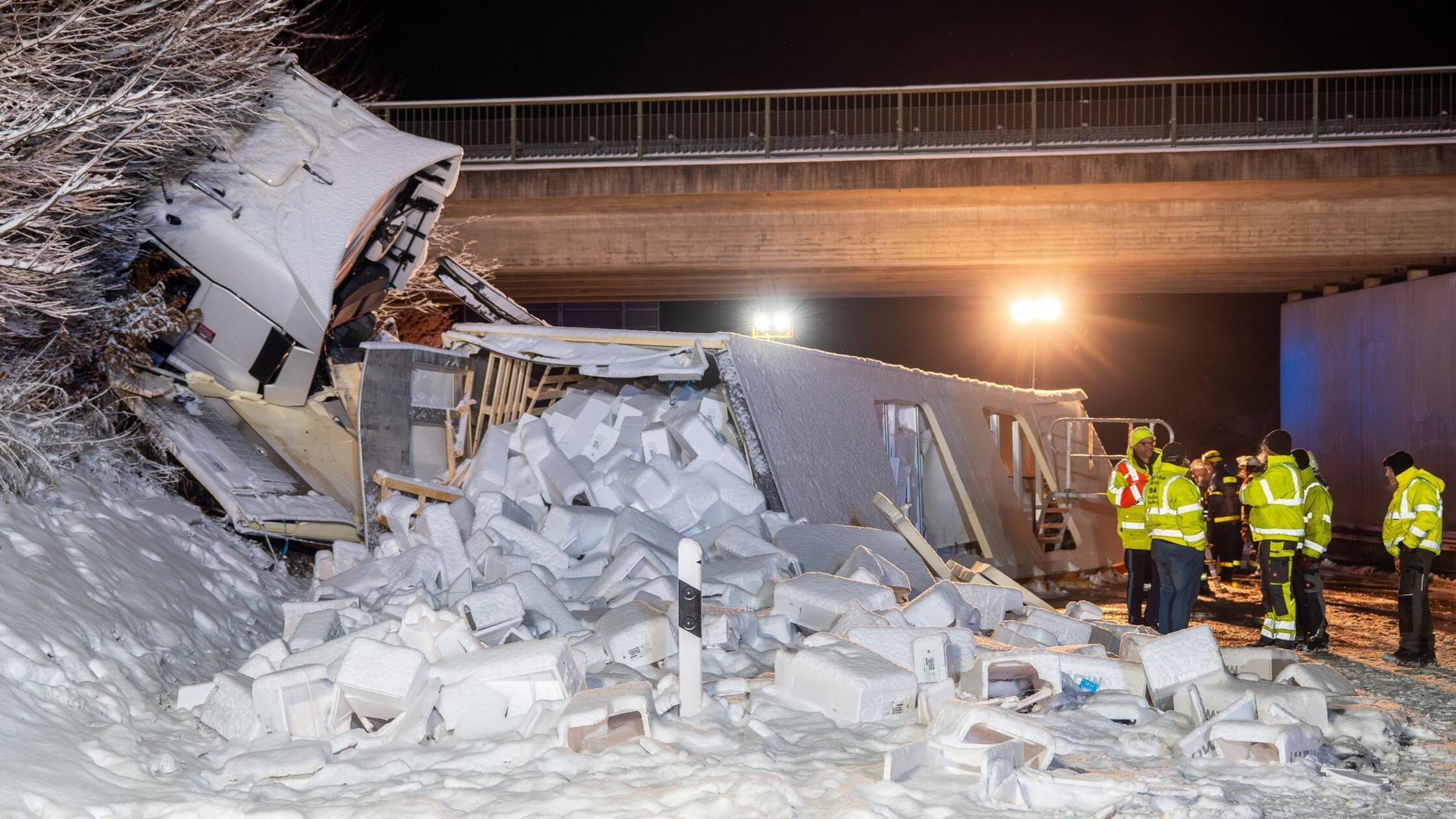 Na zasneženi nemški avtocesti se je prevrnil tovornjak z lososi