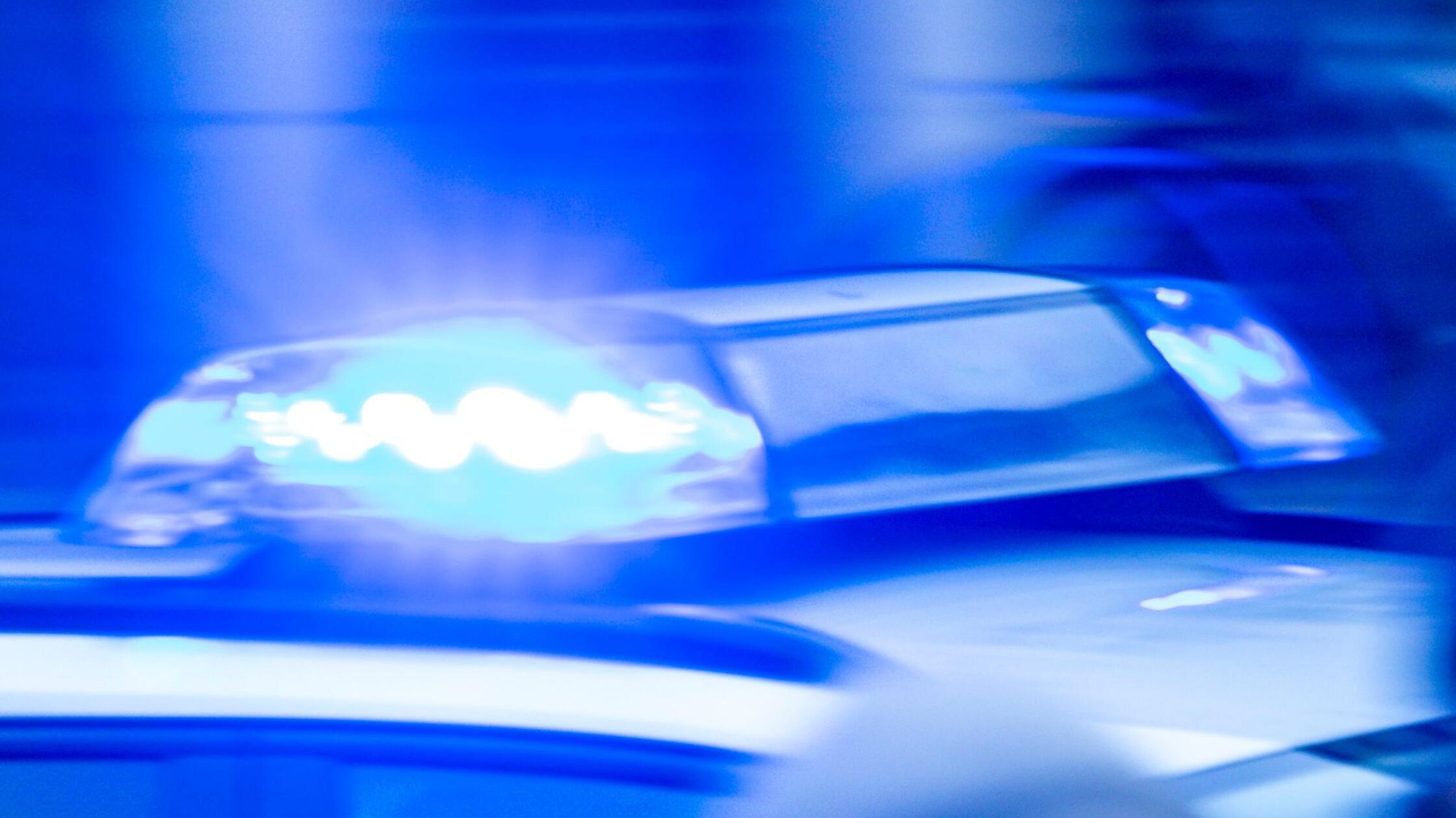 Streifenwagen kollidiert mit Straßenbahn - mehrere Verletzte