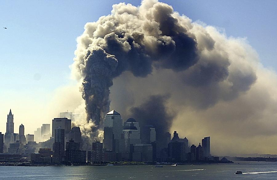 Es gilt jedoch als bewiesen, dass Silverstein alles andere als Gewinn bei der Tragödie machte. Er erlitt sogar einen erheblichen finanziellen Verlust. Denn er musste vertragsgemäß die Pacht trotz der Zerstörung der Gebäude weiterzahlen. In die Neubauten, die er am Ground Zero errichten musste, um überhaupt wieder Geld zu verdienen, musste er inzwischen mehr als zehn Milliarden Dollar investieren - weit mehr also, als er durch die Entschädigung erhalten hatte.