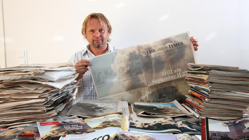 Hubert Bösl mit einer The Times, auf deren Doppelseite sein Bild vom 11. September 2001 abgedruckt ist.