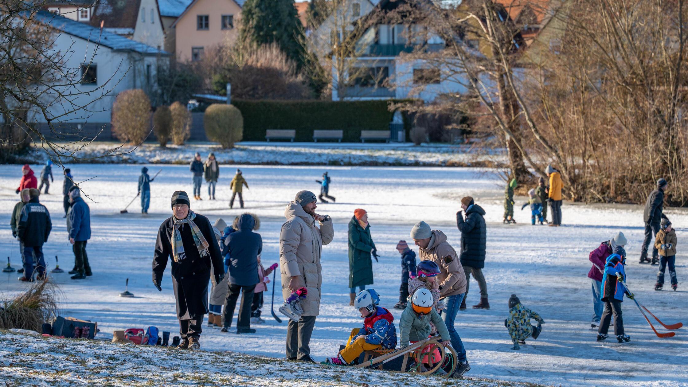 Vergn-gen-am-Stadtweiher-erleben-Hilpoltsteiner-zieht-es-aufs-Eis